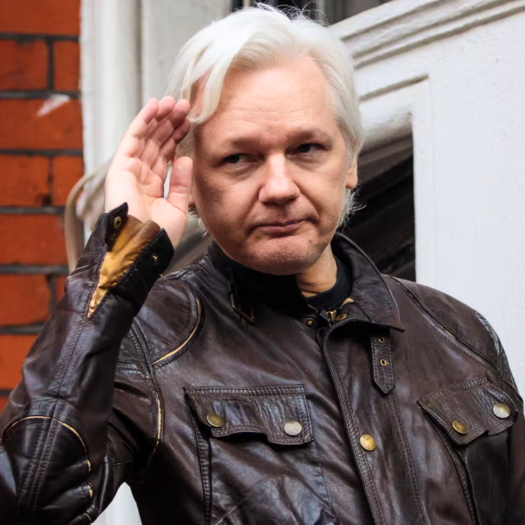 Julian Assange je izpuščen na prostost!